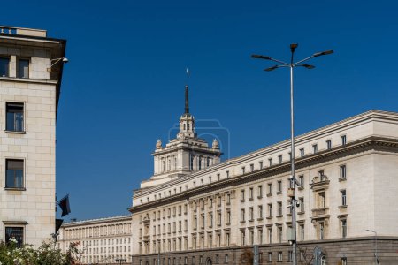 Téléchargez les photos : Sofia, Bulgarie - 30 Octobre, 2022 : vue sur le Largo et l'ancienne Maison du Parti au centre-ville de Sofia - en image libre de droit