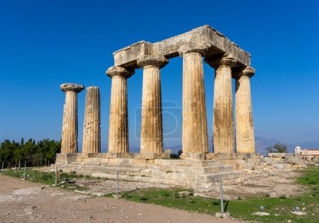 Téléchargez les photos : Corinthe, Grèce - 8 novembre 2022 : vue sur le temple d'Apollon dans l'ancienne Corinthe dans le sud de la Grèce - en image libre de droit