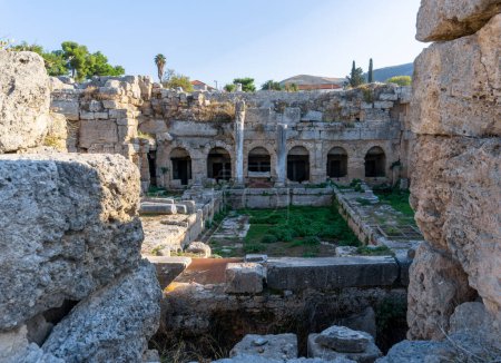 Téléchargez les photos : Corinthe, Grèce - 8 Novembre, 2022 : vue sur les ruines de la fontaine Pirene dans l'ancienne Corinthe dans le sud de la Grèce - en image libre de droit