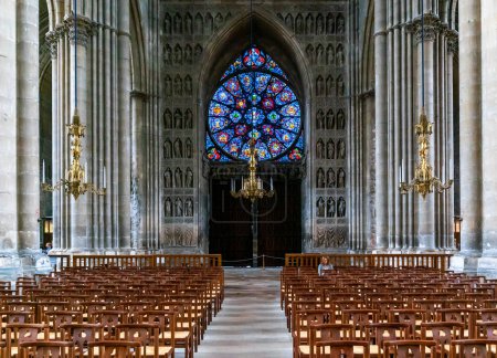 Téléchargez les photos : Reims, France- 13 septembre 2022 : vue du revers de la façade ouest de la cathédrale de Reims avec des vitraux colorés et des sculptures - en image libre de droit
