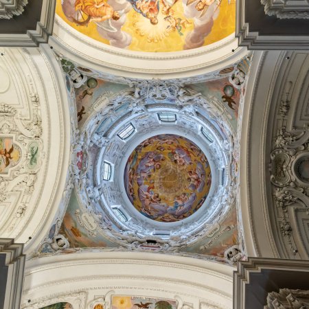Foto de Graz, Austria - 9 de octubre de 2022: vista del techo pintado dentro de la Iglesia de Santa Catalina y el Mausoleo en el centro de Graz - Imagen libre de derechos