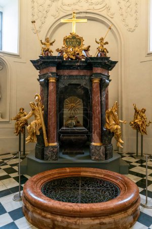 Foto de Graz, Austria - 9 de octubre de 2022: vista de la capilla de la tumba dentro de la Iglesia de Santa Catalina y el Mausoleo en el centro de Graz - Imagen libre de derechos