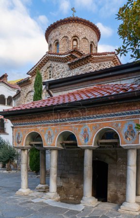 Foto de Bachkovo, Bulgaria - 28 de octubre de 2022: vista de la Iglesia de los Arcángeles en el Monasterio de Bachkovo - Imagen libre de derechos