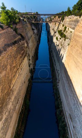 Foto de Una vista vertical del Canal de Corinto en el sur de Grecia - Imagen libre de derechos