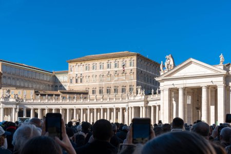 Foto de Vaticano, Ciudad del Vaticano - 27 de noviembre de 2022: gran multitud en la Plaza de San Pedro escuchando al Papa Francisco durante sus oraciones - Imagen libre de derechos