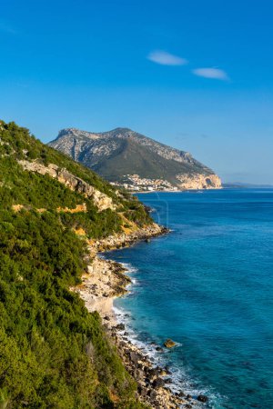 Téléchargez les photos : Une vue verticale sur le paysage de la côte est verdoyante et accidentée de la Sardaigne - en image libre de droit