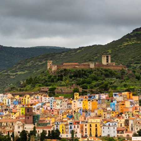 Foto de Bosa, Italia - 13 de diciembre de 2022: vista del colorido casco antiguo y el castillo de Malaspina de Bosa en las verdes montañas de Cerdeña - Imagen libre de derechos