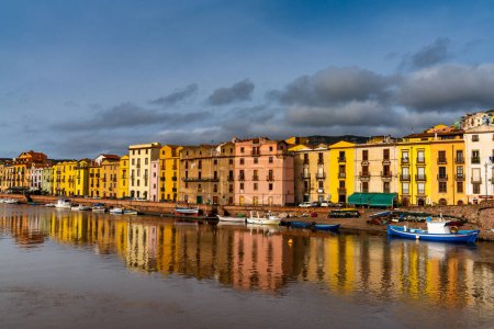 Foto de Bosa, Italia - 13 diciembre, 2022: casas coloridas y barcos de pesca en el paseo marítimo de Bosa en el río Terno - Imagen libre de derechos