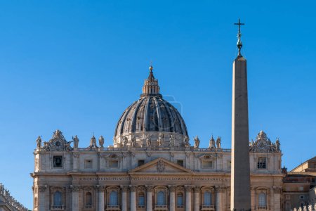 Foto de Vaticano, Vaticano - 27 de noviembre de 2022: detalle de la Basílica de San Pedro y obelisco en el Vaticano - Imagen libre de derechos