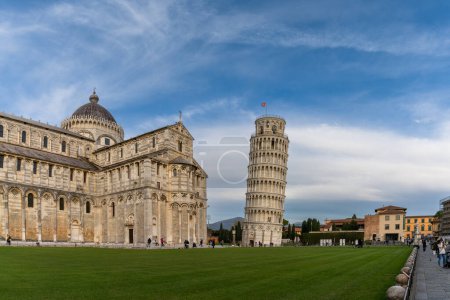 Foto de Pisa, Italia - 30 de noviembre de 2022: la Torre Inclinada de Pisa y la Catedral histórica - Imagen libre de derechos
