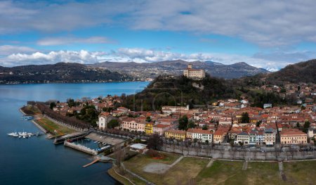Téléchargez les photos : Angera, Italie - 14 mars 2023 : vue sur Angera et le château de Borromée sur les rives du lac Majeur - en image libre de droit