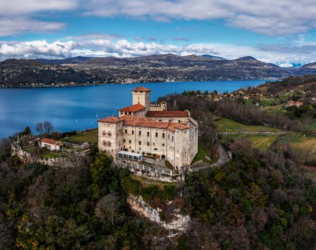 Téléchargez les photos : Angera, Italie - 14 mars 2023 : vue sur le château de Borromée à Angera et le lac Majeur - en image libre de droit