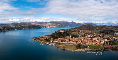 Téléchargez les photos : Un paysage de drones panoramiques du lac Majeur et Angera avec le château Borromée au sommet de la colline - en image libre de droit