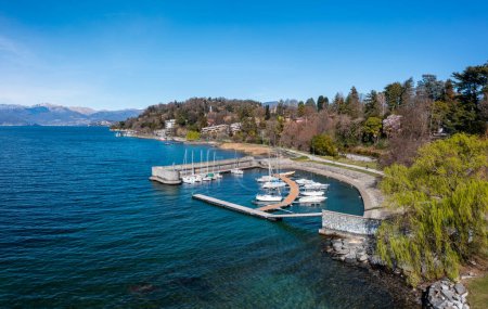 Téléchargez les photos : Vue en angle élevé du petit port et de la marina d'Ispra sur les rives du lac Majeur - en image libre de droit