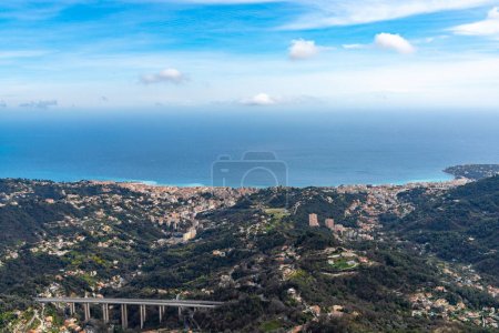Foto de Paisaje de la costa mediterránea y las ciudades de Menton y Cape Martin en el sur de Francia con la autopista La Provencal - Imagen libre de derechos