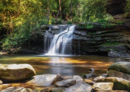 Horizontale Ansicht des idyllischen Carrick Creek Wasserfalls im Bundesstaat South Carolina