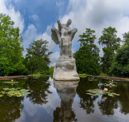 Téléchargez les photos : Murrells Inlet, États-Unis - 21 Juin, 2023 : Statue de Pegasus et piscine dans Brookgreen Gardens - en image libre de droit