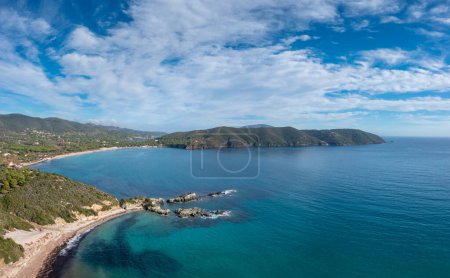 Foto de Una vista del dron de Laconella y Lacona Beach en la isla de Elba - Imagen libre de derechos