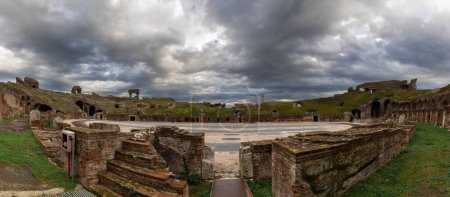 Téléchargez les photos : Santa Maria Capua Vetere, Italie - 25 novembre 2023 : vue panoramique de l'ancien amphithéâtre de Capoue - en image libre de droit