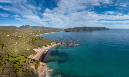 Foto de Una vista del dron de Laconella y Lacona Beach en la isla de Elba - Imagen libre de derechos