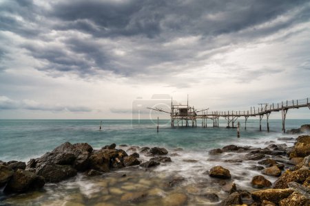 Foto de Vista de larga exposición de la máquina de pesca Trabocco Turchino y cabaña en la costa de los Abruzos en Italia - Imagen libre de derechos