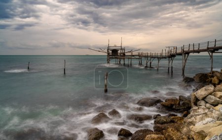 vista de larga exposición de la máquina de pesca Trabocco Turchino y cabaña en la costa de los Abruzos en Italia