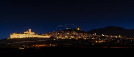 Foto de Asís, Italia - 18 noviembre, 2023: panorama nocturno de la Basílica de San Francisco de Asís - Imagen libre de derechos