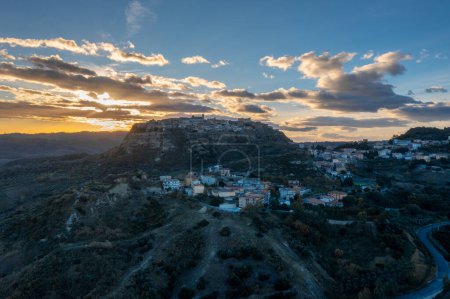 Téléchargez les photos : Santa Severina, Italie - 6 Décembre, 2023 : vue de drone du village perché de Santa Severina en Calabre au lever du soleil - en image libre de droit