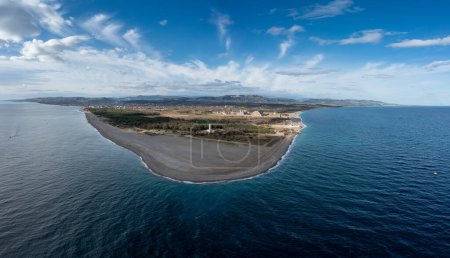 Foto de Una vista panorámica del paisaje de drones de la playa de Punta Alice y el faro en Calabria - Imagen libre de derechos