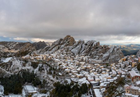 Drohnenaufnahme von Pietrapertosa in den Piccolo-Dolomiten in Süditalien im Winter