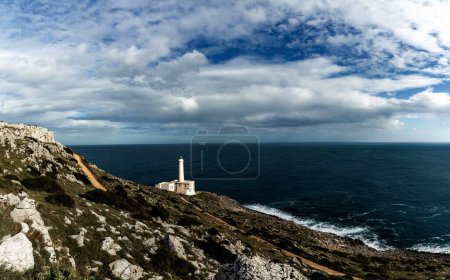 Téléchargez les photos : Vue sur le phare de Punta Palascia et le Capo d'Otranto dans les Pouilles dans le sud de l'Italie - en image libre de droit