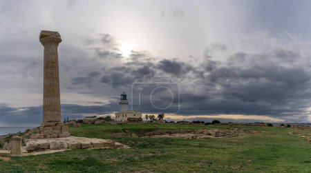 Foto de Ciro Marina, Italia - 6 de diciembre de 2023: el faro abandonado de Punta Alice en Ciro Marina en Calabria - Imagen libre de derechos