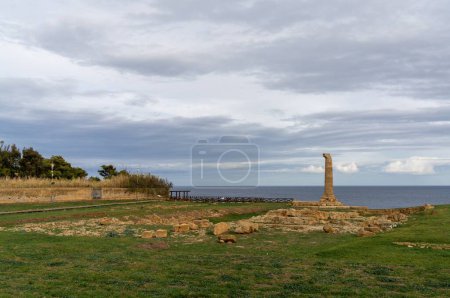 Téléchargez les photos : Ciro Marina, Italie - 6 Décembre, 2023 : le phare abandonné de Punta Alice dans Ciro Marina en Calabre - en image libre de droit