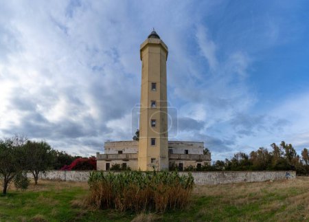 Téléchargez les photos : Ciro Marina, Italie - 6 Décembre, 2023 : le phare abandonné de Punta Alice dans Ciro Marina en Calabre - en image libre de droit