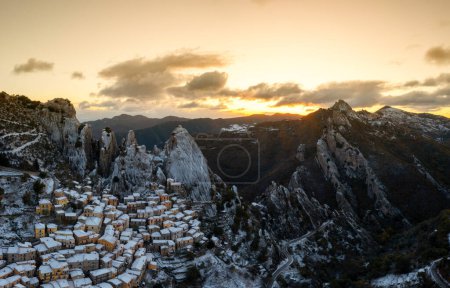 Foto de Una vista del dron de Castelmezzano al amanecer en invierno - Imagen libre de derechos