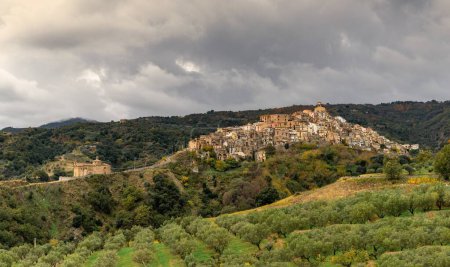Téléchargez les photos : Badolato, Italie - 15 décembre 2023 : vue sur le pittoresque village de montagne et l'église de Badolato en Calabre - en image libre de droit