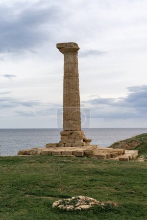 Foto de Capo Colonna, Italia - 6 de diciembre de 2023: columna restante del Templo de Hera Lacinia en Capo Colonna - Imagen libre de derechos