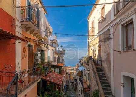 Téléchargez les photos : Pizzo, Italie - 13 Décembre, 2023 : vue sur une rue étroite du village de Pizzo Calabro dans un style typiquement italien chic et minable - en image libre de droit