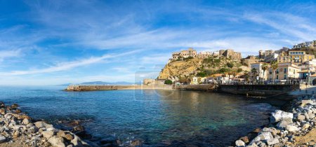 Téléchargez les photos : Pizzo, Italie - 13 Décembre, 2023 : vue sur la vieille ville et le port de Pizzo Calabro sur le golfe d'Euphémie en Calabre - en image libre de droit