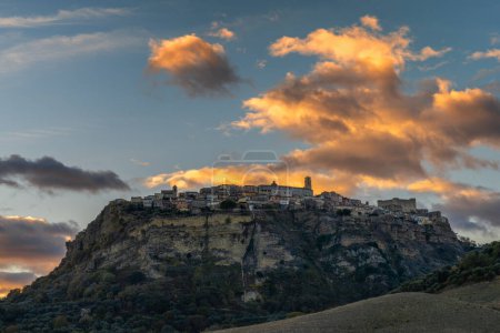 Téléchargez les photos : Santa Severina, Italie - 6 décembre 2023 : vue sur le village perché de Santa Severina en Calabre au lever du soleil - en image libre de droit