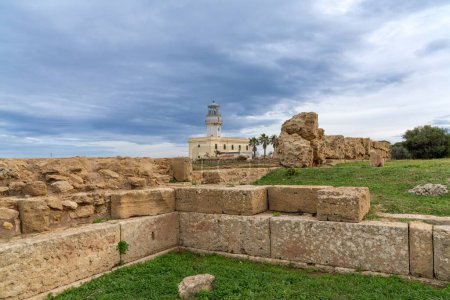 Téléchargez les photos : Capo Colonna, Italie - 6 décembre 2023 : vue sur les ruines et le phare de Capo Colonna - en image libre de droit