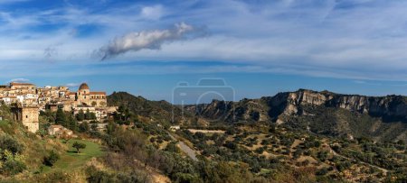 Foto de Stilo, Italia - 12 diciembre, 2023: vista panorámica del pintoresco pueblo de montaña de Stilo en Calabria - Imagen libre de derechos