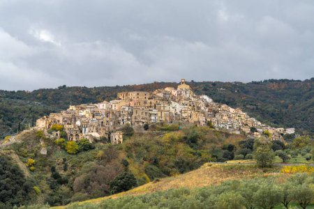 Téléchargez les photos : Badolato, Italie - 15 décembre 2023 : vue sur le pittoresque village de montagne de Badolato en Calabre - en image libre de droit