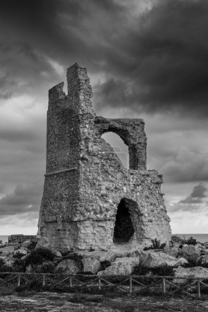 Foto de Briatico, Italia - 12 de diciembre de 2023: vista en blanco y negro de las ruinas de la torre de vigilancia de La Rocchetta cerca de Briatico en Calabria - Imagen libre de derechos