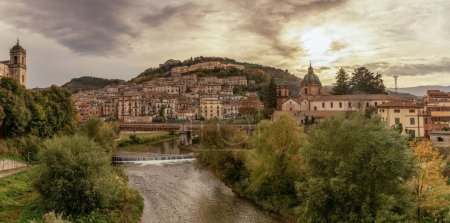 Foto de Cosenza, Italia - 5 diciembre, 2023: panorama urbano del casco antiguo de Cosenza y el río Crati en el centro de Calabria - Imagen libre de derechos