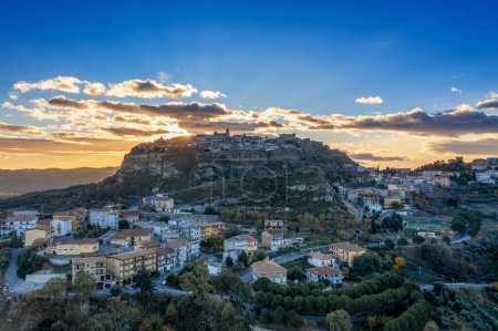 Foto de Santa Severina, Italia - 6 de diciembre de 2023: vista del pueblo de Santa Severina en Calabria al amanecer - Imagen libre de derechos