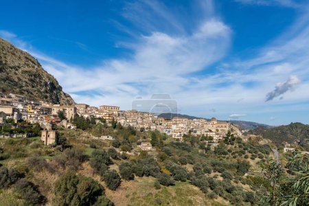 Téléchargez les photos : Stilo, Italie - 12 décembre 2023 : vue sur le pittoresque village de montagne de Stilo en Calabre - en image libre de droit