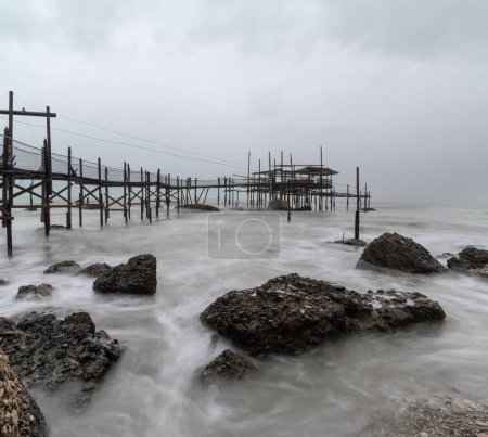 Téléchargez les photos : Vue de la pile de Trabocco Cungarelle qui se dresse par temps couvert sur la Costa dei Trabocchi en Italie - en image libre de droit