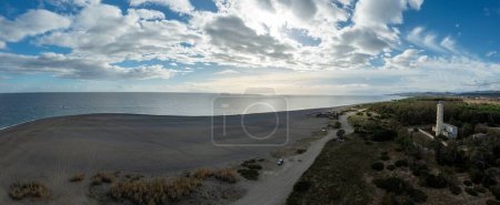 Une vue sur le paysage de drone de Punta Alice plage et phare en Calabre