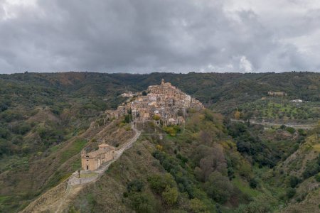 Foto de Badolato, Italia - 15 diciembre, 2023: perspectiva de drones del pintoresco pueblo de montaña y la iglesia de Badolato en Calabria - Imagen libre de derechos